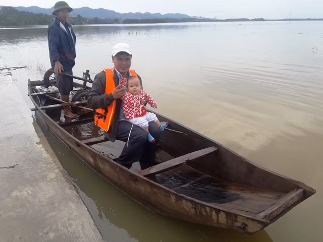 Người dân xã Sơn Tiến phải đi lại bằng thuyền do mực nước dâng cao