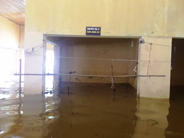 Nước ngập gần 1m tại trụ sở xã Sơn Tiến, Hương Sơn