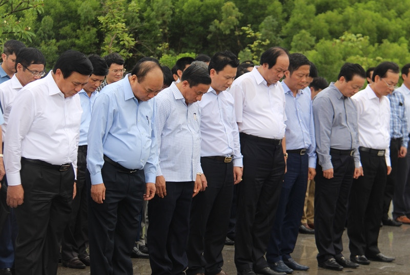 Thủ tướng và đoàn kiểm tra đến dâng hoa, dâng hương tại Khu mộ cố Tổng Bí thư Hà Huy Tập