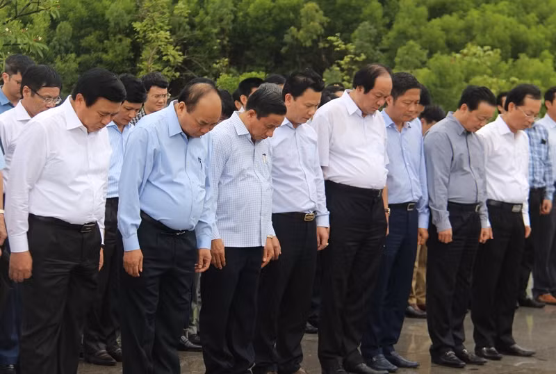 Thủ tướng và đoàn kiểm tra đến dâng hoa, dâng hương tại Khu mộ cố Tổng Bí thư Hà Huy Tập