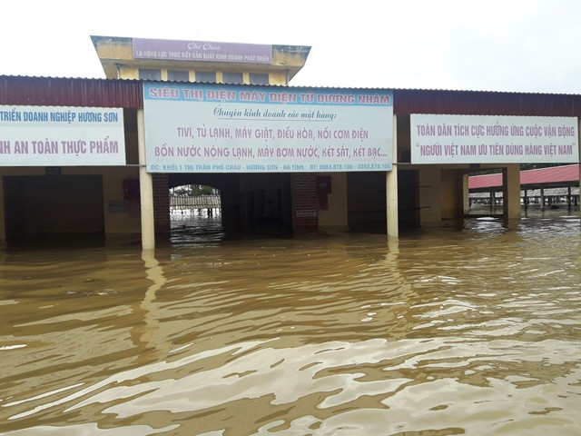 Chợ bị ngừng trệ do ngập nước