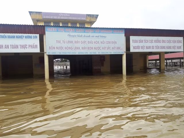 Chợ bị ngừng trệ do ngập nước