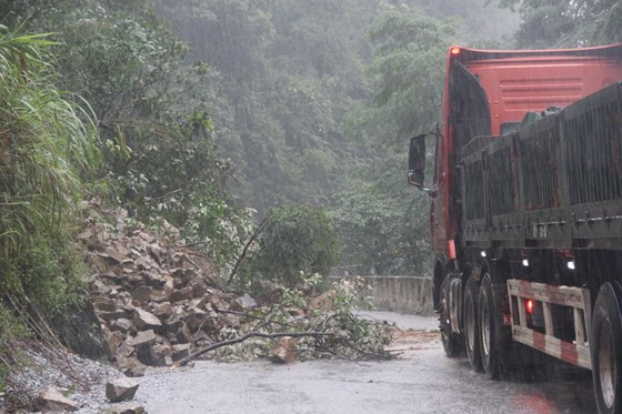 Quốc lộ 8A bị sạt lở