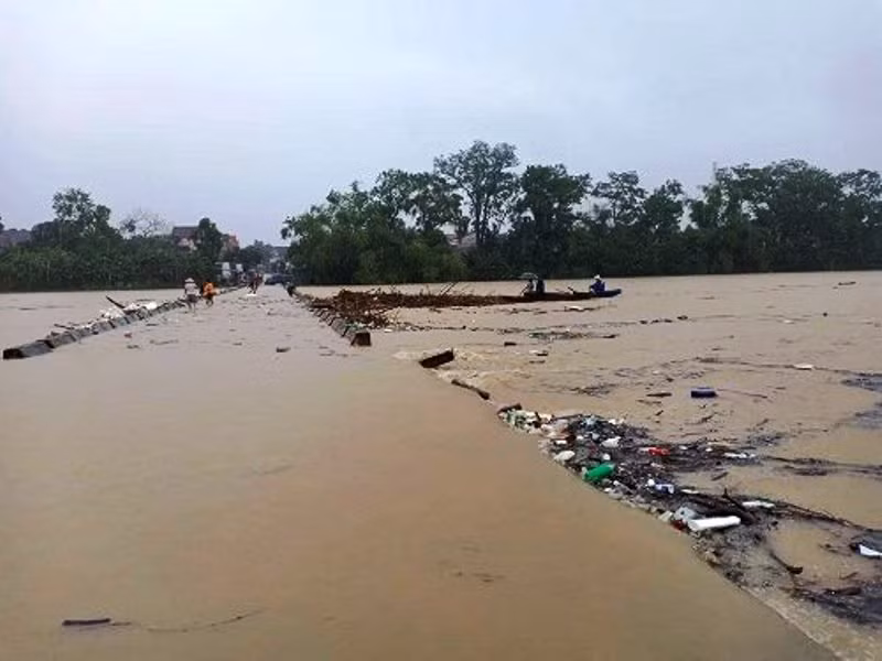 Tại huyện Vũ Quang, Hương Khê nhiều đường liên xã đã bị chia cắt