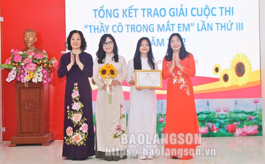 Trao giải cho các tác phẩm xuất sắc cuộc thi Thầy cô trong mắt em (Ảnh: Báo Lạng Sơn)