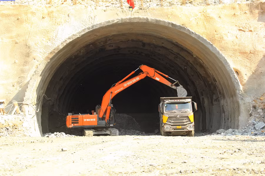 Thi công hầm Trường Vinh nối thị xã Nghi Sơn (Thanh Hóa) và thị xã Hoàng Mai (Nghệ An).
