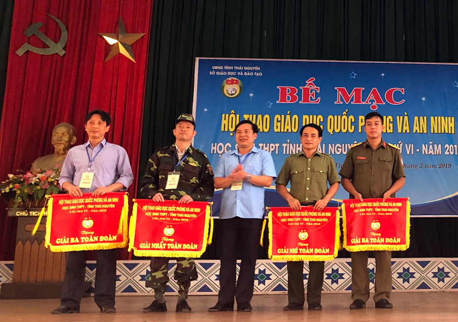 Đại diện Ban tổ chức trao cờ cho các đội Nhất, Nhì, Ba toàn đoàn Đại diện Ban tổ chức trao cờ cho các đội Nhất, Nhì, Ba toàn đoàn