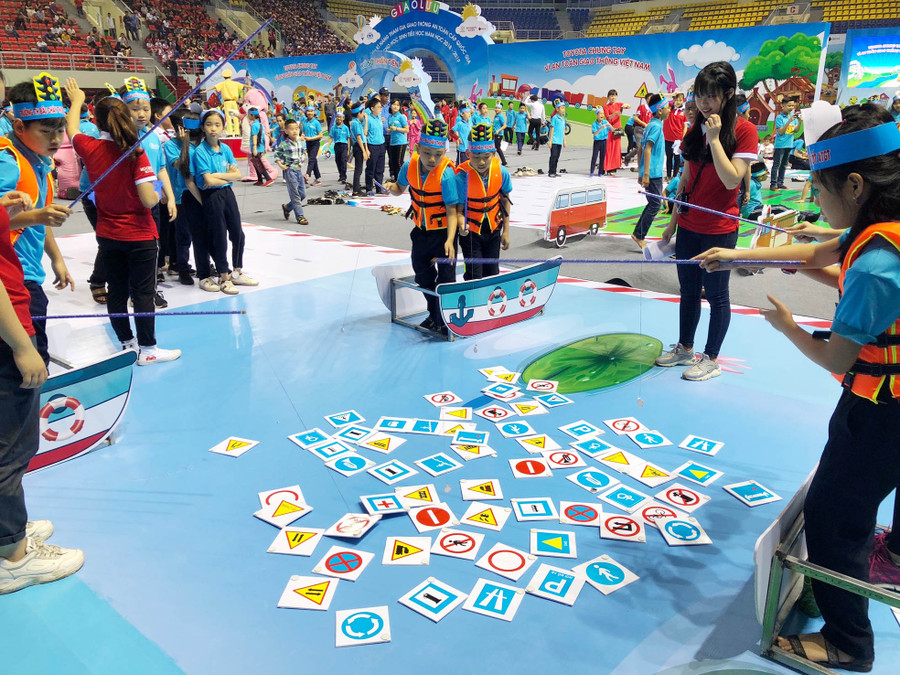 Các em học sinh tham gia tìm hiểu về biển báo giao thông Các em học sinh tham gia tìm hiểu về biển báo giao thông