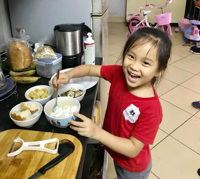 Con gái 5 tuổi đã biết rang cơm, rán trứng, nấu mì chỉ vì mẹ... lười ảnh 1 con gai 5 tuoi da biet rang com, ran trung, nau mi chi vi nho co ba me... luoi - 1