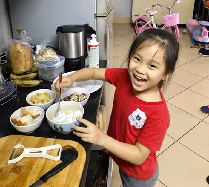 con gai 5 tuoi da biet rang com, ran trung, nau mi chi vi nho co ba me... luoi - 1