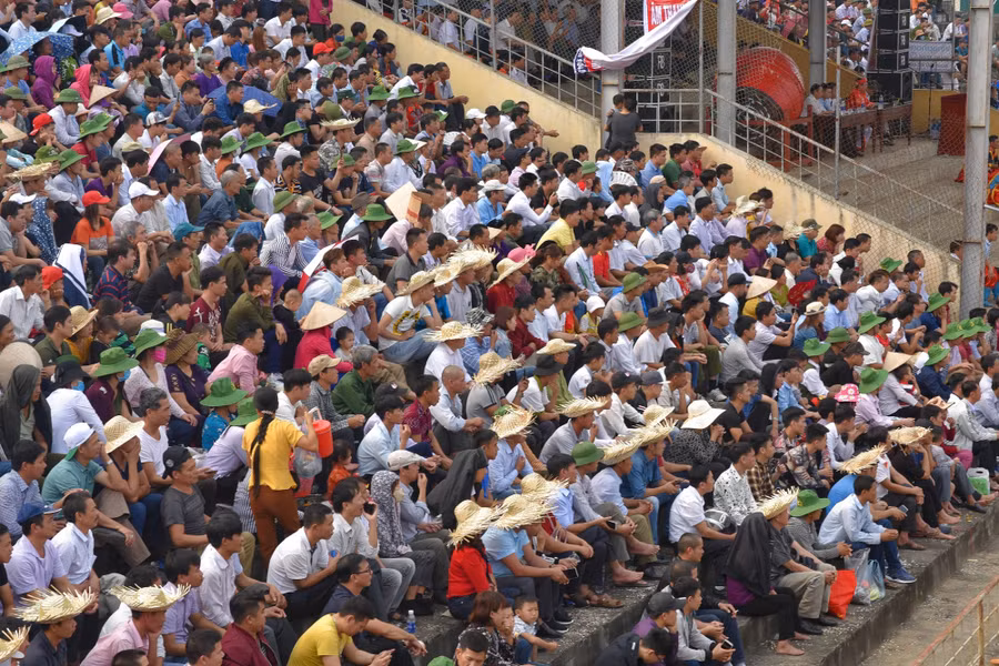 Bien&nbsp;nguoi do ve xem le hoi choi trau co nhat Viet Nam hinh anh 7