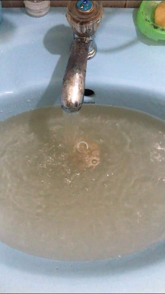 Nước máy dùng trực tiếp không qua bể lắng tại một số gia đình bị đục vàng Nước máy dùng trực tiếp không qua bể lắng tại một số gia đình bị đục vàng