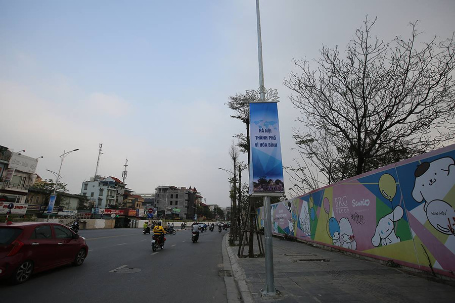 Nhiều banner ”Hà Nội thành phố vì hoà bình” cũng được treo