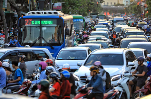 Đường phố Sài Gòn ken đặc ôtô, xe máy giờ cao điểm. Ảnh:Hữu Khoa. Đường phố Sài Gòn ken đặc ôtô, xe máy vào giờ cao điểm. Ảnh: Hữu Khoa