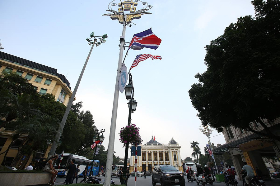 Phố Tràng Tiền cũng được trang hoàng cờ hoa chào đón sự kiện lớn của thế giới được tổ chức tại Việt Nam.