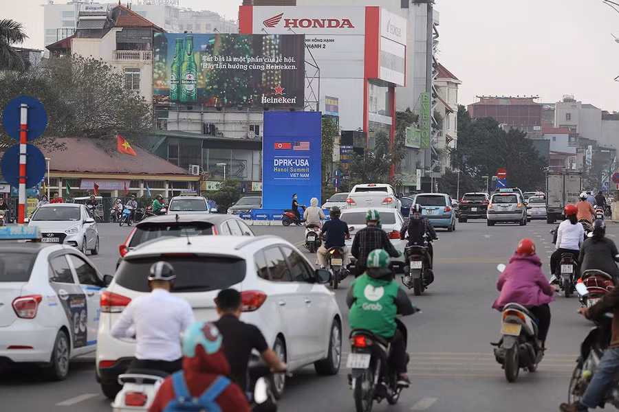 Ngã tư Nghi Tàm- Âu Cơ- Yên Phụ được lắp đặt nhiều tấm biển banner cỡ lớn chào đón Hội nghị thưởng đỉnh Mỹ- Triều vào cuối tháng 2