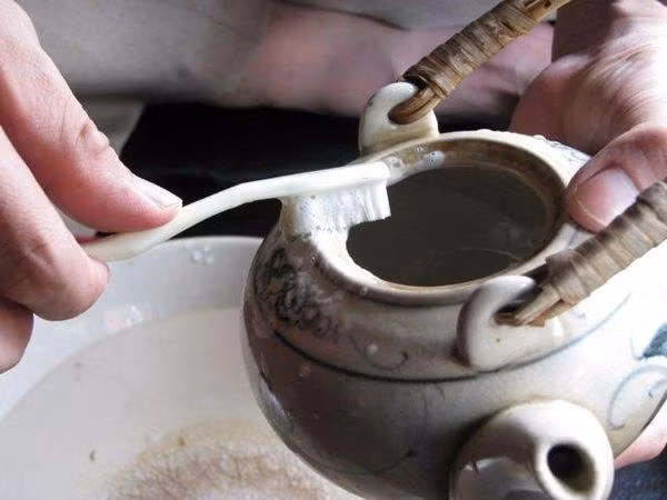 Cốc chén xỉn màu cũng trắng tinh như mới sau 2 phút nhờ thứ mạnh gấp 10 lần xà phòng 