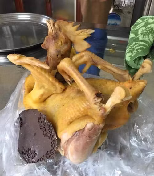 Tư thế Yoga của gà thường thấy trong những dịp lễ, Tết.