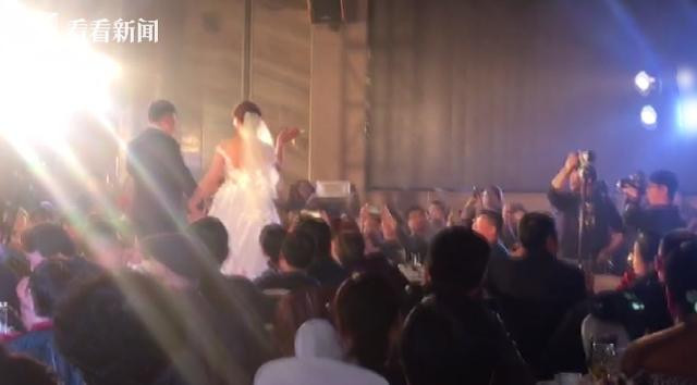 hai co dau mot gia mot tre cung buoc vao le duong, su that khien ai cung rung rung - 3