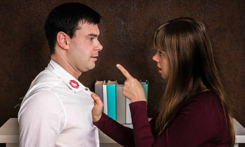 Khi vợ phát hiện vết son trên áo chồng