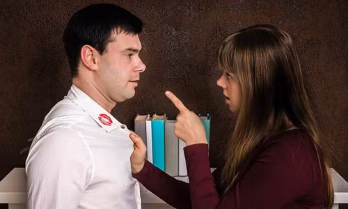 Khi vợ phát hiện vết son trên áo chồng