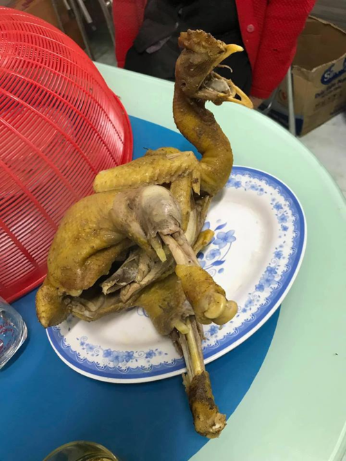 Gà cất tiếng gáy vì luộc quá lâu - 1