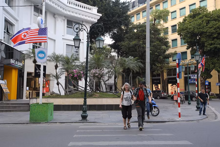 Không chỉ có banner, các tuyến phố như Hai Bà Trưng, Tràng Tiền, Đinh Tiên Hoàng (đoạn quanh khu vực hồ Hoàn Kiếm và vườn hoa Lý Thái Tổ ) còn được trang trí bằng đèn lồng và hoa giả, cùng với banner có hình ảnh 2 bàn tay đang bắt tay nhau