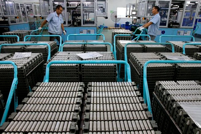 Trong một nhà máy tái chế pin lithium-ion tại Trung Quốc.