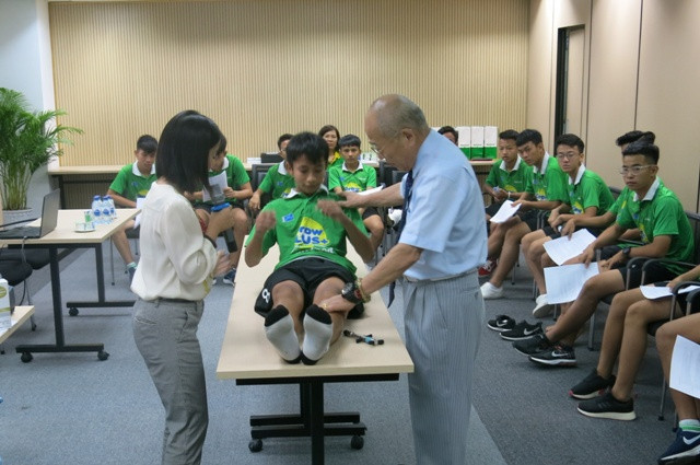 Thực hành ngay phương pháp trị liệu cơ xương khớp bằng dán băng y tế trên chính các học viên