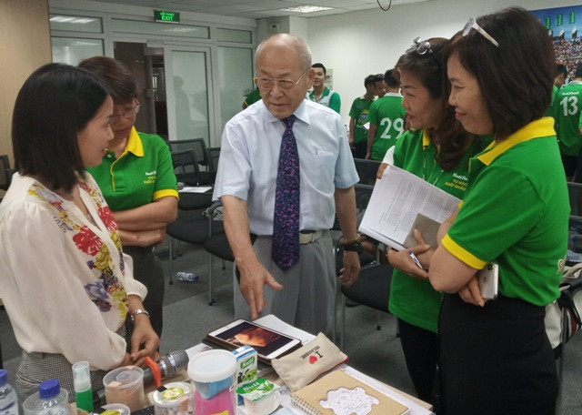 Bác sĩ CKI Trần Thị Minh Nguyệt cùng các bác sĩ của NutiFood trao đổi thêm với bác sĩ Ryoichi tại buổi tập huấn Bác sĩ CKI Trần Thị Minh Nguyệt cùng các bác sĩ của NutiFood trao đổi thêm với bác sĩ Ryoichi tại buổi tập huấn