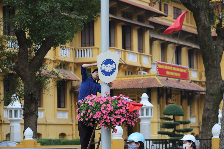 Biểu tượng 2 bàn tay đang bắt tay nhau được lắp trước khi lắp quốc kỳ 2 nước lên trên