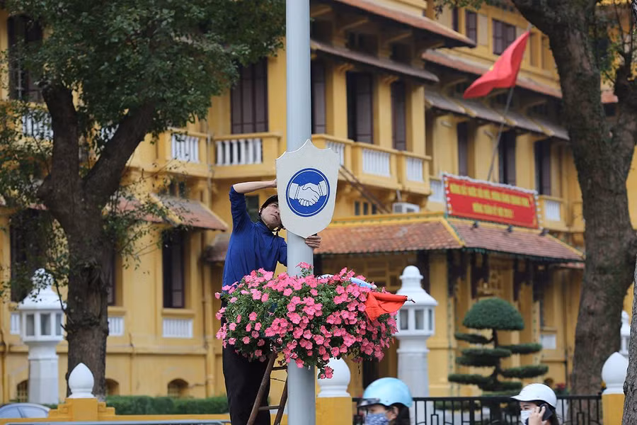 Biểu tượng 2 bàn tay đang bắt tay nhau được lắp trước khi lắp quốc kỳ 2 nước lên trên