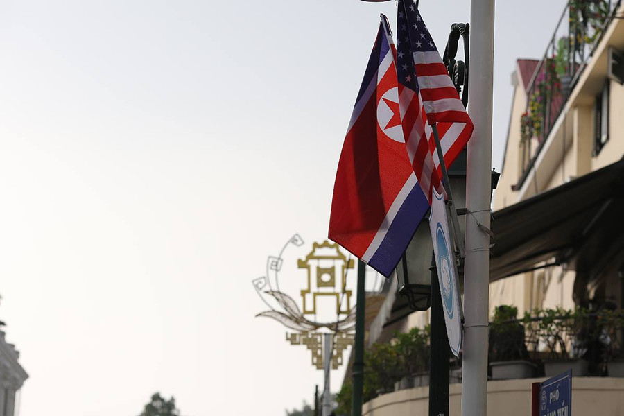 Đặc biệt, một số tuyến phố tại khu vực hồ Hoàn Kiếm đã bắt đầu treo cờ của Hoa Kỳ và Triều Tiên đi cùng biểu tượng bắt tay ở giữa biểu thị cho thông điệp hòa bình của cuộc gặp thượng đỉnh giữa Tổng thống Mỹ Donald Trump và nhà lãnh đạo Triều Tiên Kim Jong-un.