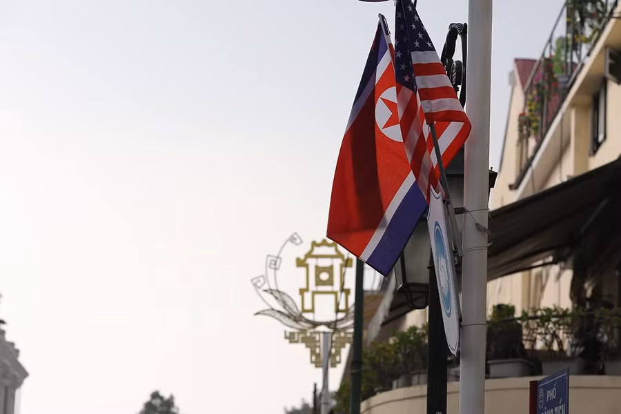 Đặc biệt, một số tuyến phố tại khu vực hồ Hoàn Kiếm đã bắt đầu treo cờ của Hoa Kỳ và Triều Tiên đi cùng biểu tượng bắt tay ở giữa biểu thị cho thông điệp hòa bình của cuộc gặp thượng đỉnh giữa Tổng thống Mỹ Donald Trump và nhà lãnh đạo Triều Tiên Kim Jong-un.