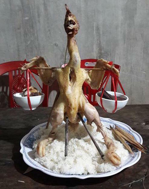 "Gồng gánh" cả cuộc đời trên vai. Gồng gánh cả cuộc đời trên vai.