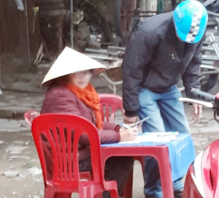 Các điểm ghi lô đề tự phát vẫn ngang nhiên hoạt động hàng ngày trên vỉa hè đường Nguyễn Sinh Sắc (TP Vinh)