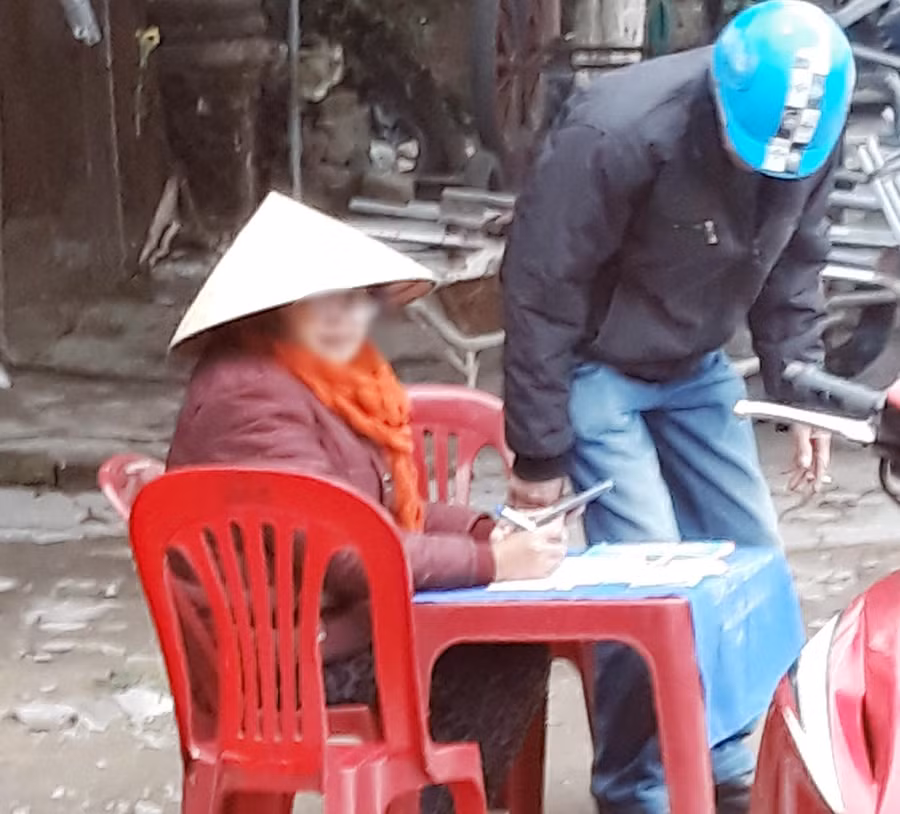 Các điểm ghi lô đề tự phát vẫn ngang nhiên hoạt động hàng ngày trên vỉa hè đường Nguyễn Sinh Sắc (TP Vinh)