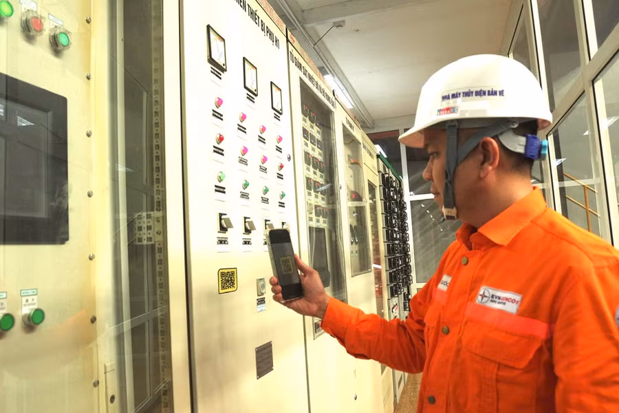 Chuyển đổi số với công tác lưu trữ, kiểm tra tài liệu. (Ảnh: CTCC)