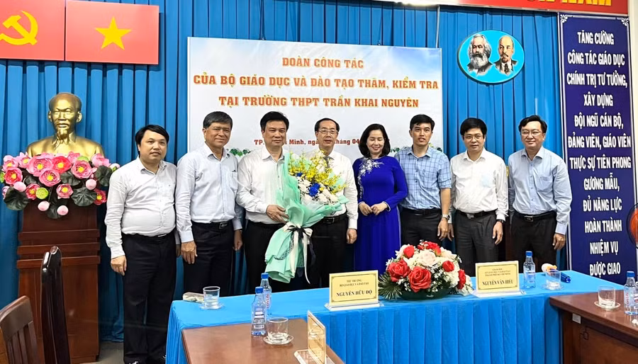 Thứ trưởng chụp ảnh kỉ niệm cùng các đơn vị