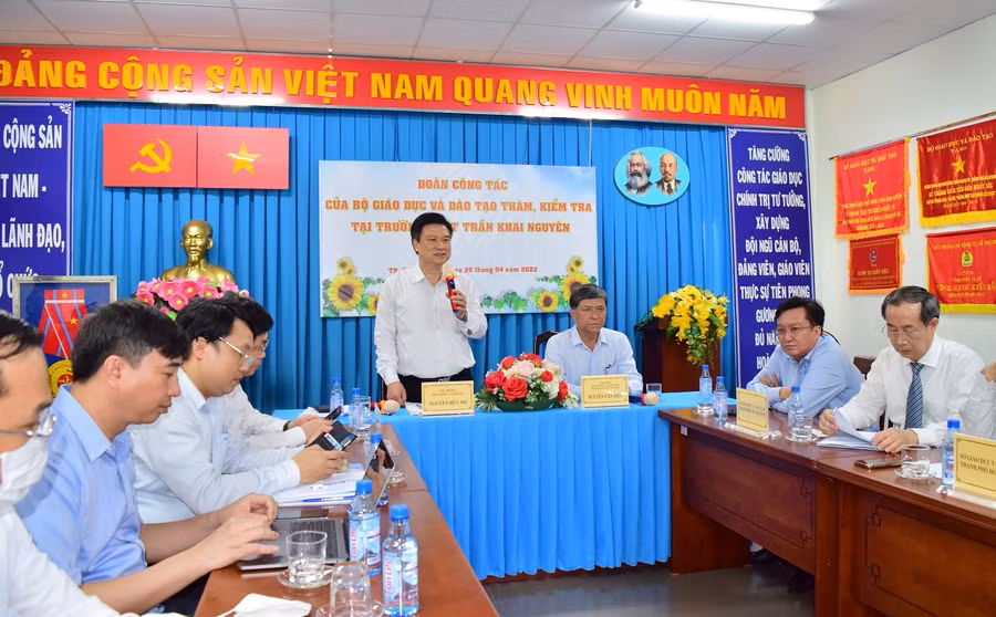 Thứ trưởng Bộ GD&ĐT Nguyễn Hữu Độ phát biểu tại buổi làm việc