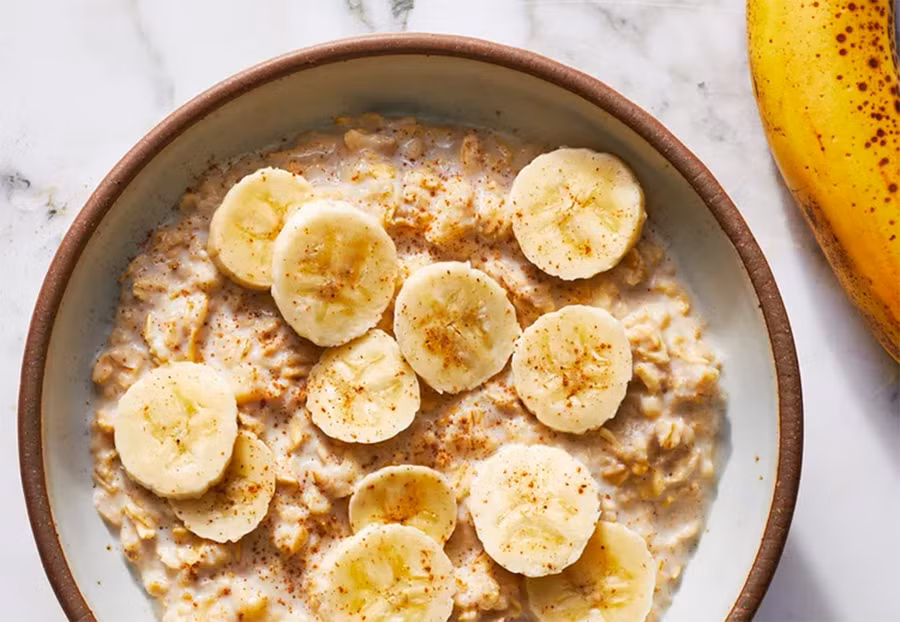 Bạn nên ăn chuối cùng với protein hoặc chất béo để hỗ trợ mức năng lượng ổn định. (Ảnh: ITN)