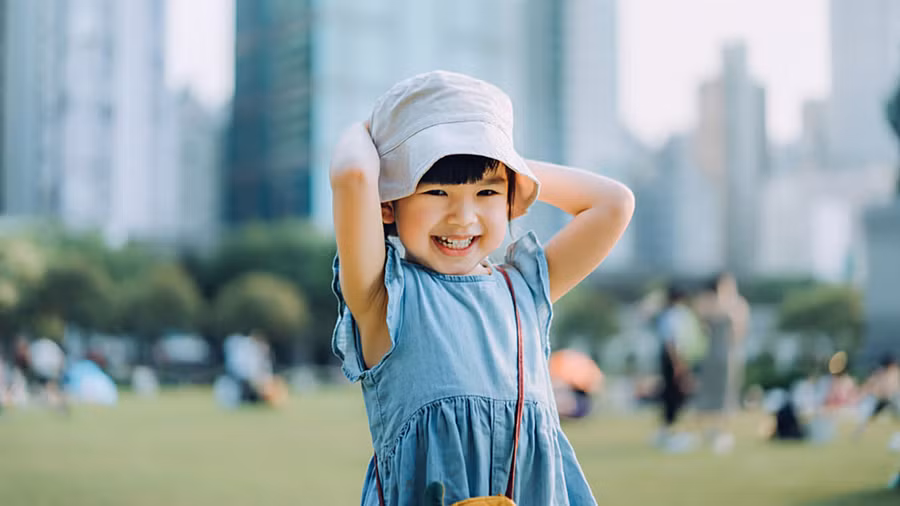 Việc khuyến khích con vượt qua sự nhút nhát và xây dựng sự tự tin sẽ giúp con đạt được thành công trong cả cuộc sống cá nhân và học tập. (Ảnh: ITN).