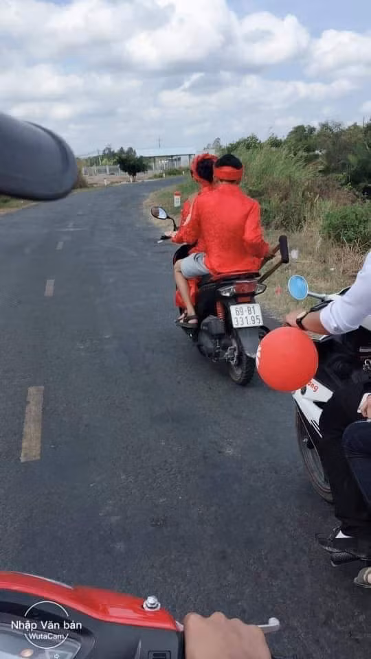 Cô dâu đi “rước” chú rể.