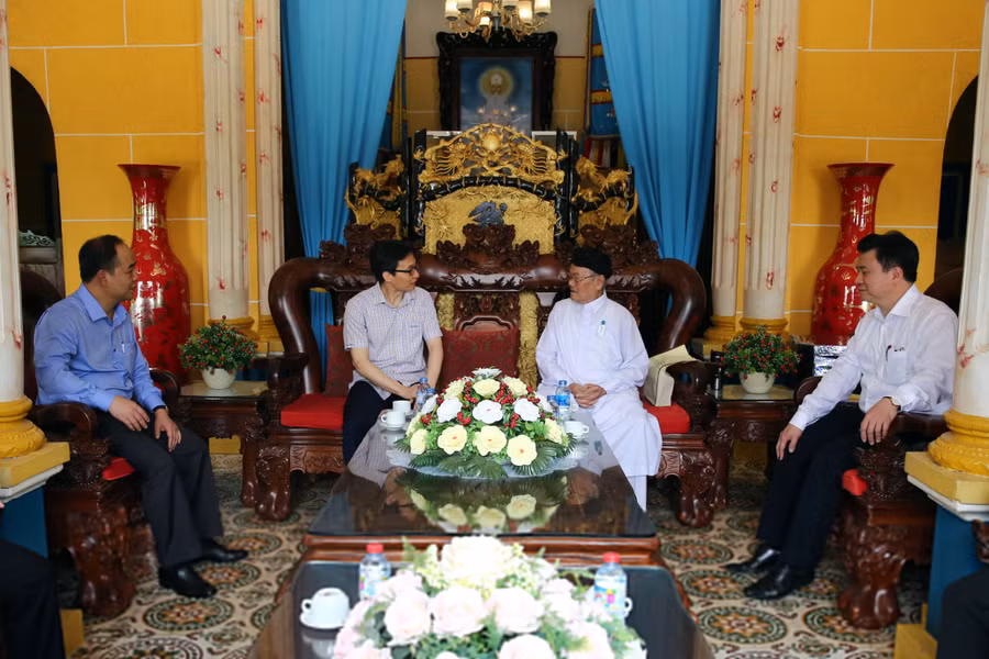 Phó Thủ tướng Vũ Đức Đam thăm hỏi, động viên các vị chức sắc, tín đồ đạo Cao Đài tại Toà thánh Cao Đài Tây Ninh. Ảnh: VGP/Đình Nam