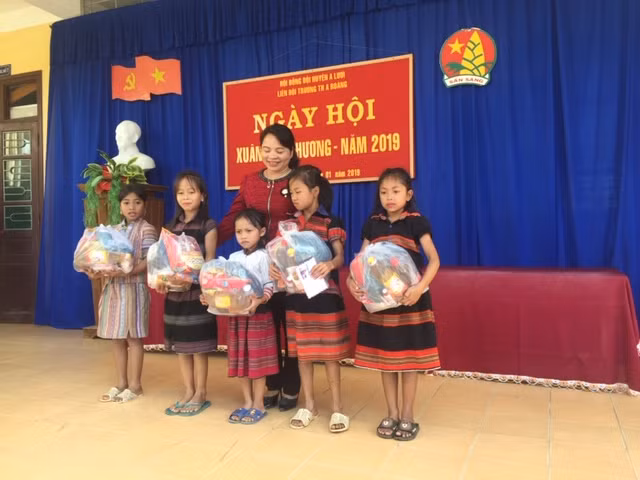 Cô giáo Lê Thị Giang trao phần thưởng cho HS có thành tích học tập xuất sắc