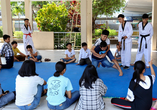 Lớp dạy chống xâm hại tình dục miễn phí ở Đà Nẵng ảnh 3 Sau phần lý thuyết, học sinh sẽ được thực hành các kỹ năng tự vệ để tránh bị xâm hại tình dục. Ảnh: Nguyễn Đông.