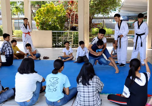 Sau phần lý thuyết, học sinh sẽ được thực hành các kỹ năng tự vệ để tránh bị xâm hại tình dục. Ảnh: Nguyễn Đông.