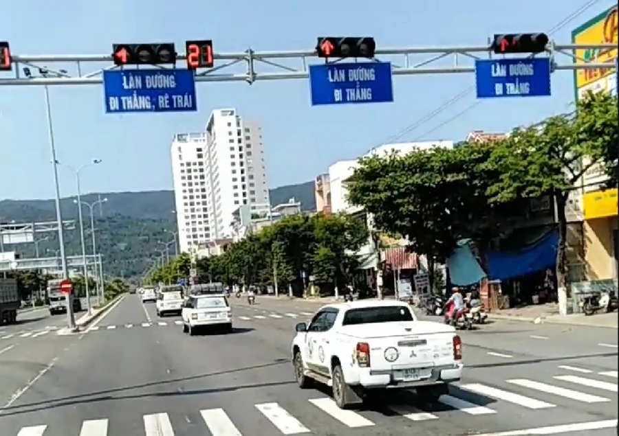 Đoàn xe Trung Nguyên phóng vun vút nối đuôi vượt đèn đỏ: Công an mời các tài xế lên làm việc