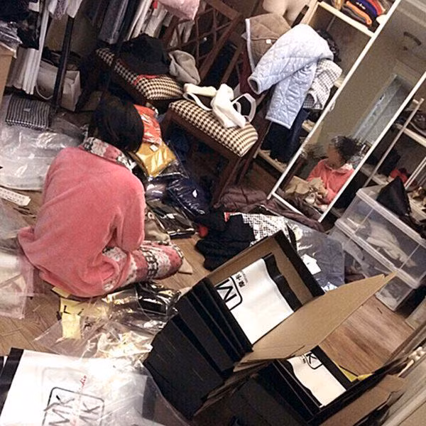 nem sach do trong nha chi vi mot bo phim, 2 nam sau co gai nhan cai ket bat ngo - 1