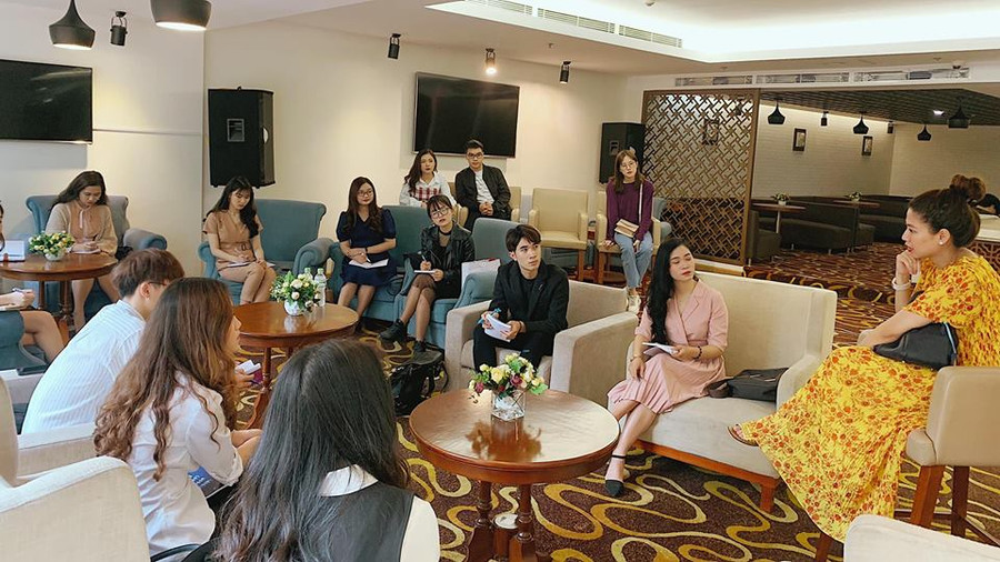 TOP 11 thí sinh phải trải qua 5 buổi “training” cùng các HLV như MC Thụy Vân, BTV Ngọc Trinh, BTV –TCSX Việt Hoàng, MC Trần Ngọc và Nhà báo Ngô Bá Lục trước khi bước vào đêm thi chung kết. TOP 11 thí sinh phải trải qua 5 buổi “training” cùng các HLV như MC Thụy Vân, BTV Ngọc Trinh, BTV –TCSX Việt Hoàng, MC Trần Ngọc và Nhà báo Ngô Bá Lục trước khi bước vào đêm thi chung kết.